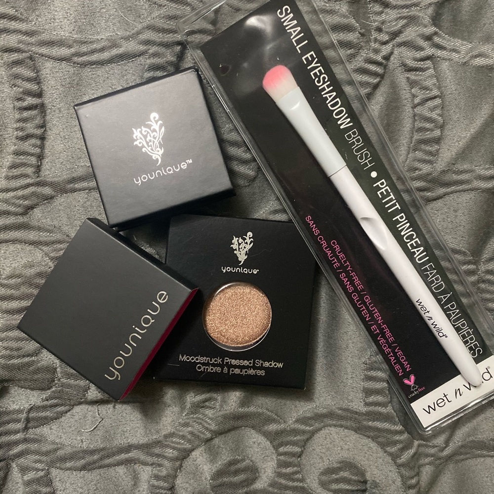 Younique Eyesahdow&Brush Bundle